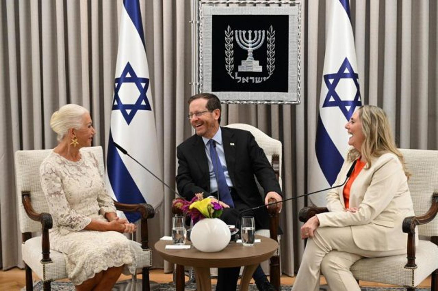 הנשיא ורעייתו עם הלן מירן, הבוקר