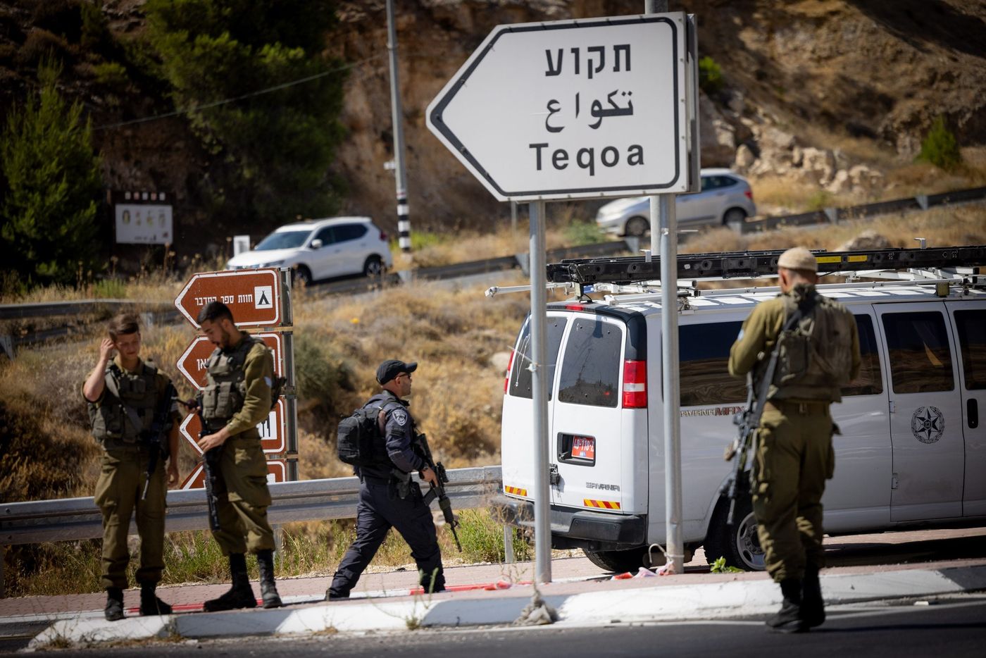 עשרות הגיעו לזירת הפיגוע; ופתחו בריקודים ובשירה