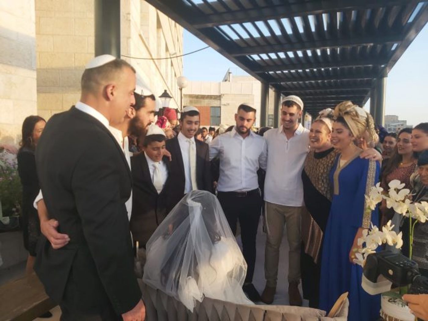(רונית ומשפחתה בחתןנה של הבת,