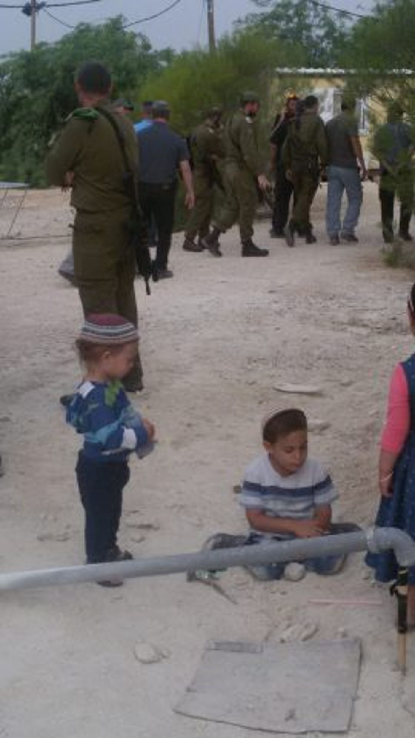 (ההיסטוריה חוזרת, בנו של עזריאל ביום הפינוי בבית חגלה,