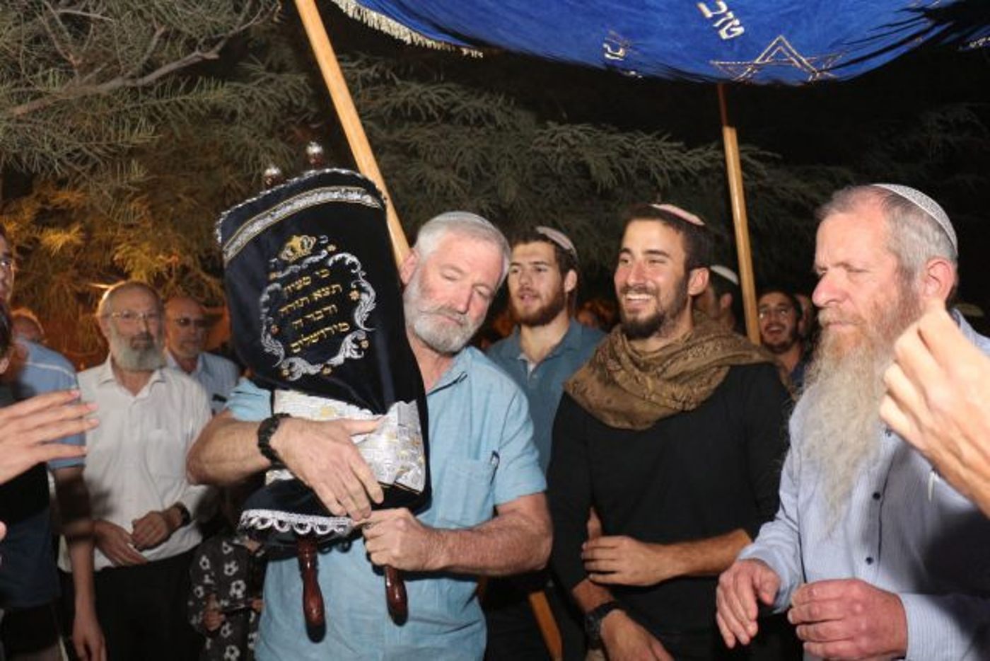 (זמביש מכניס ספר תורה בבית חגלה לעילוי נשמת הסבים והסבתות של עזריאל,