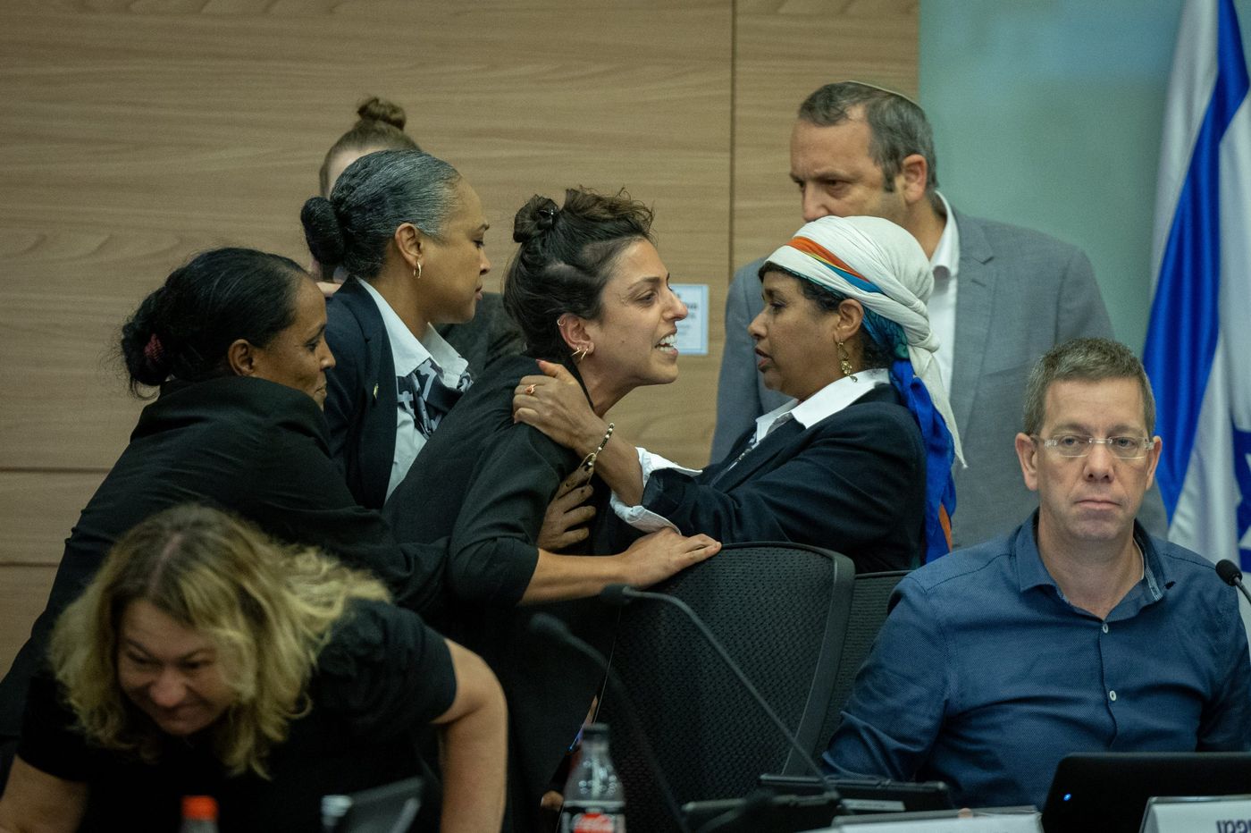 אחרי ההתפרעות: יועצי מפלגת העבודה יורחקו