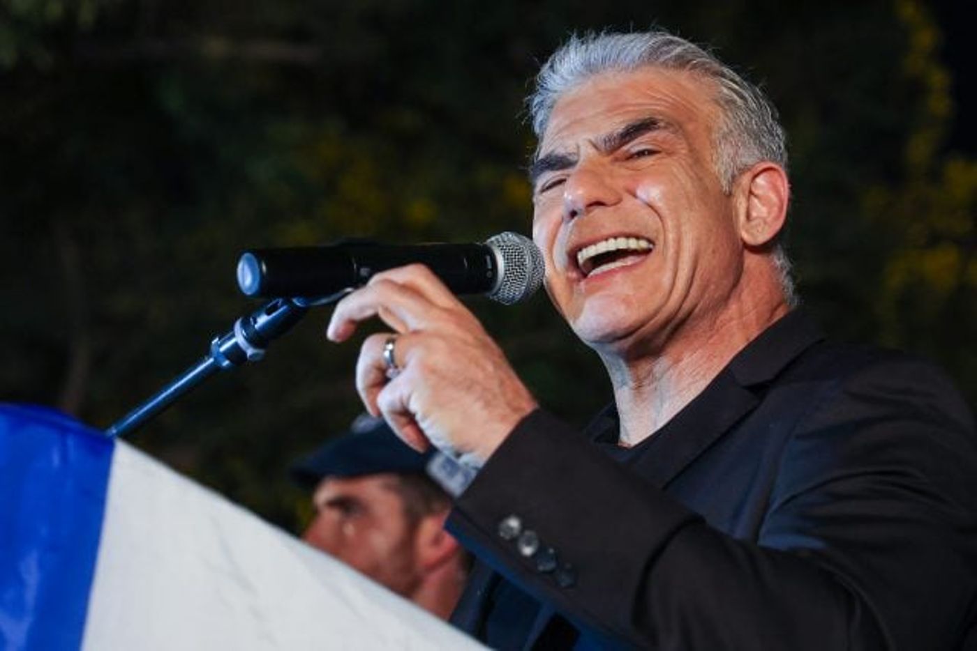 יאיר לפיד נואם מול בית המשפט העליון (חיים גולדברג/פלאש90)