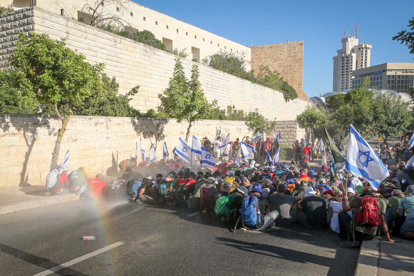 לפני ההצבעה: מפגינים חסמו את הגישה לכנסת