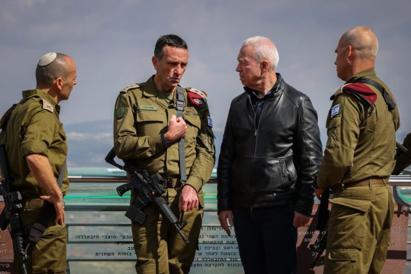 מימין: אלוף הפיקוד אורי גורדין, שר הביטחון יואב גלנט, הרמטכ"ל הרצי הלוי ומפקד האוגדה שי קלפר בתצפית לעבר לבנון (דודי כהן/פלאש90)