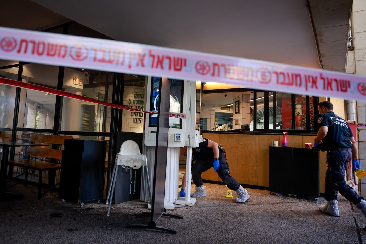 תיעוד הפיגוע: המחבל יורה במסעדה; בנס אין הרוגים