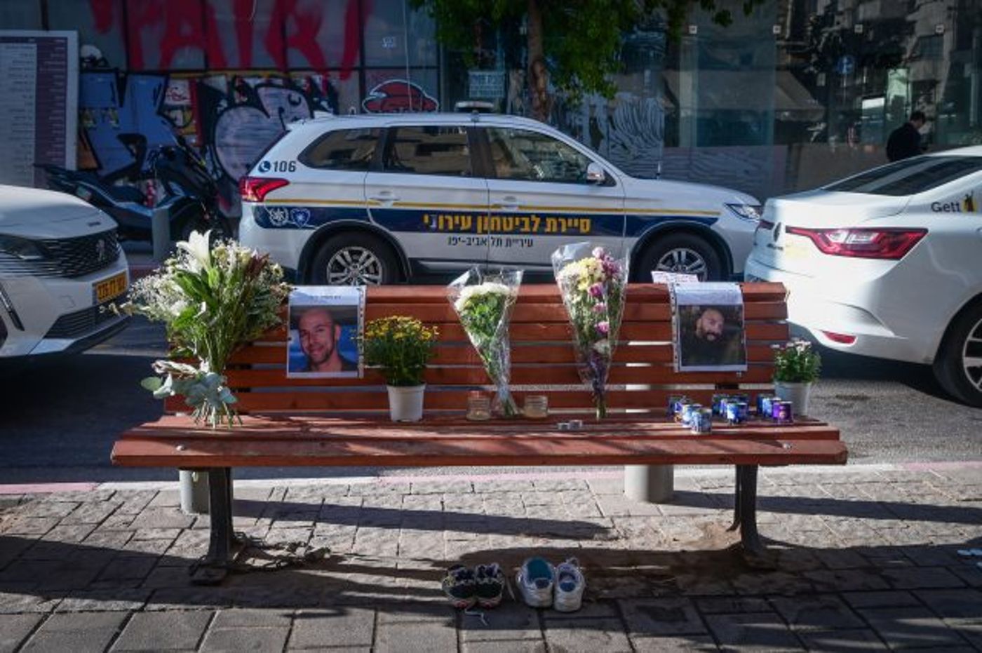 היום שאחרי: פרחים ונרות במקום הפיגוע בת"א