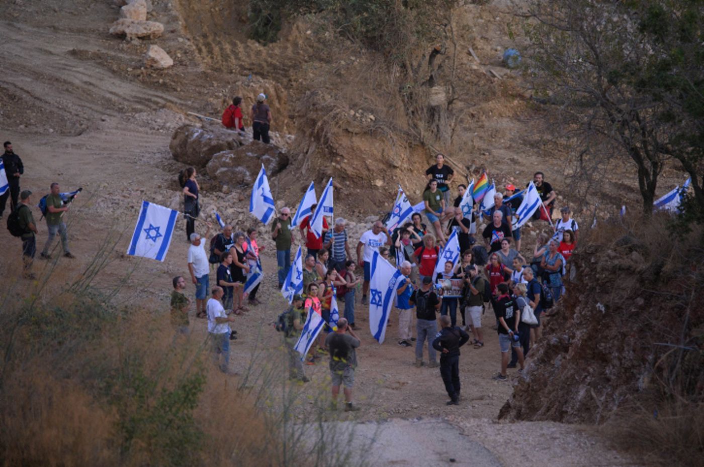 מאות מפגינים נכנסו למושב שבו נתניהו נופש