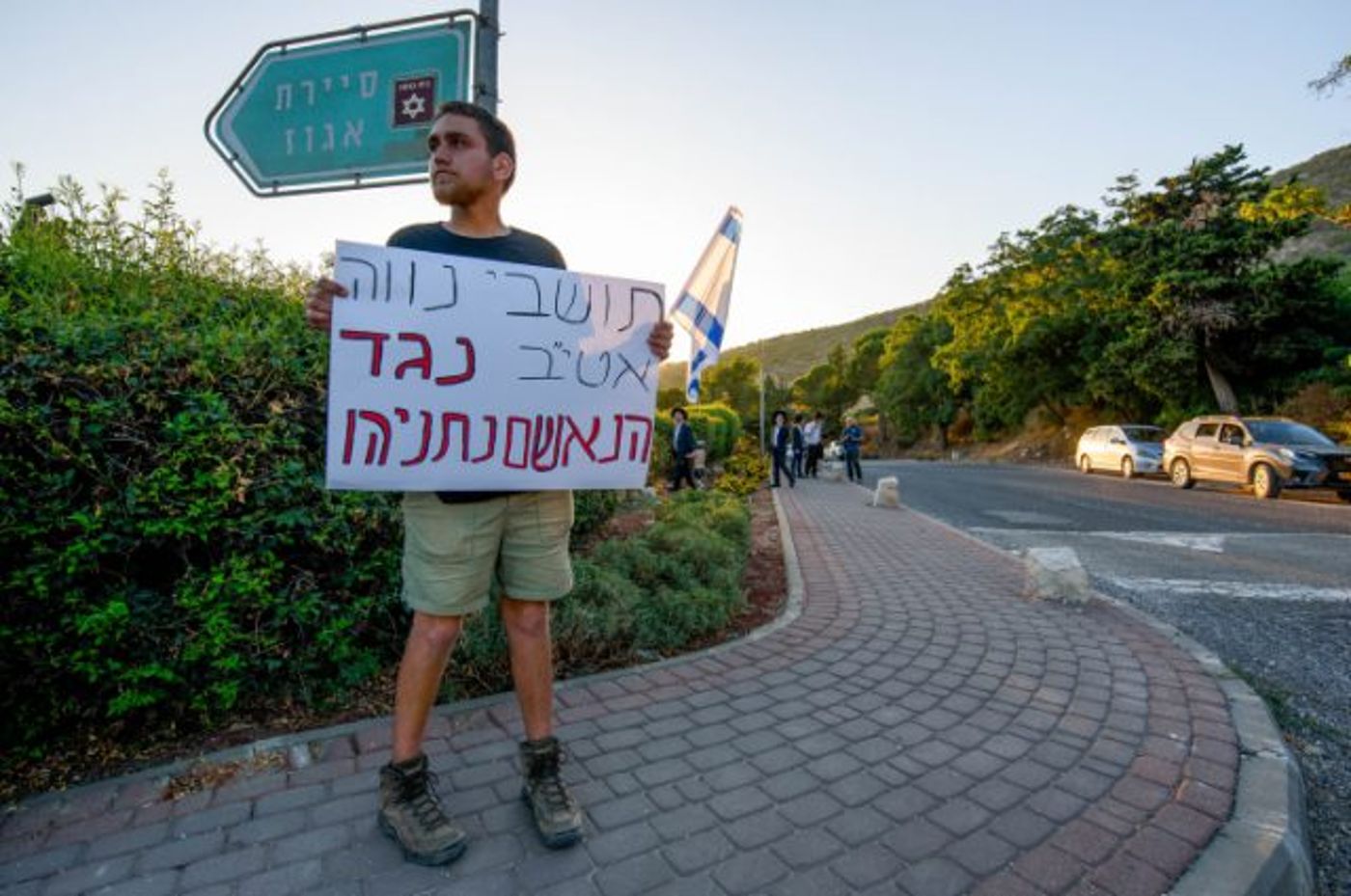 מאות מפגינים נכנסו למושב שבו נתניהו נופש