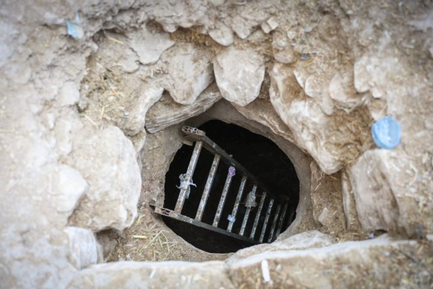 הבור אליו נפלו השלושה
