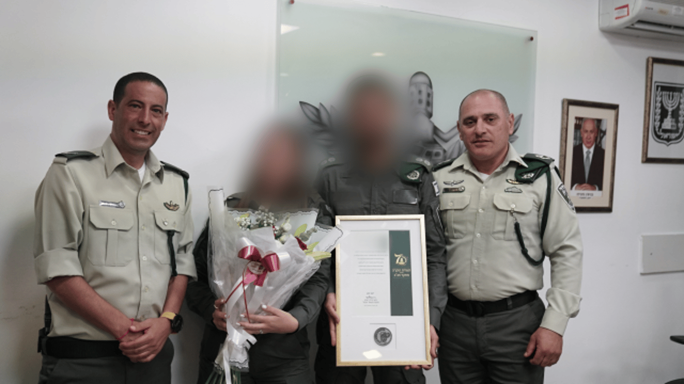 הקצין עם התעודה