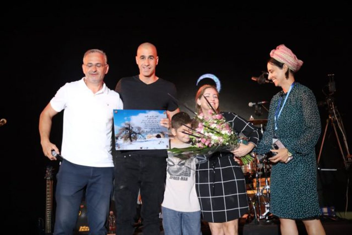 שי אלון מעניק אות הוקרה לאליאב אלבז (אלקנה כהן)