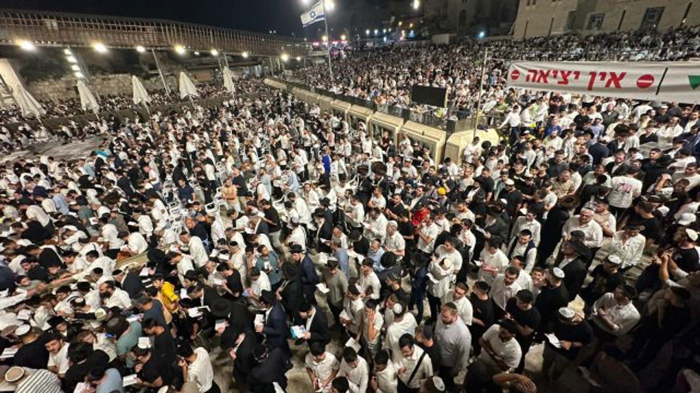 כמדי שנה: אלפי מתפללים במעמד הסליחות בכותל