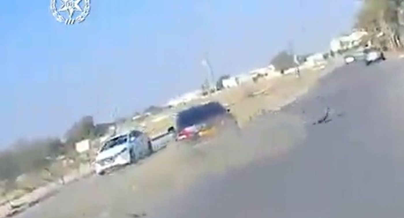 מרדף דרמטי: הרכב התפרק; החשוד נטש וברח רגלית.צפו