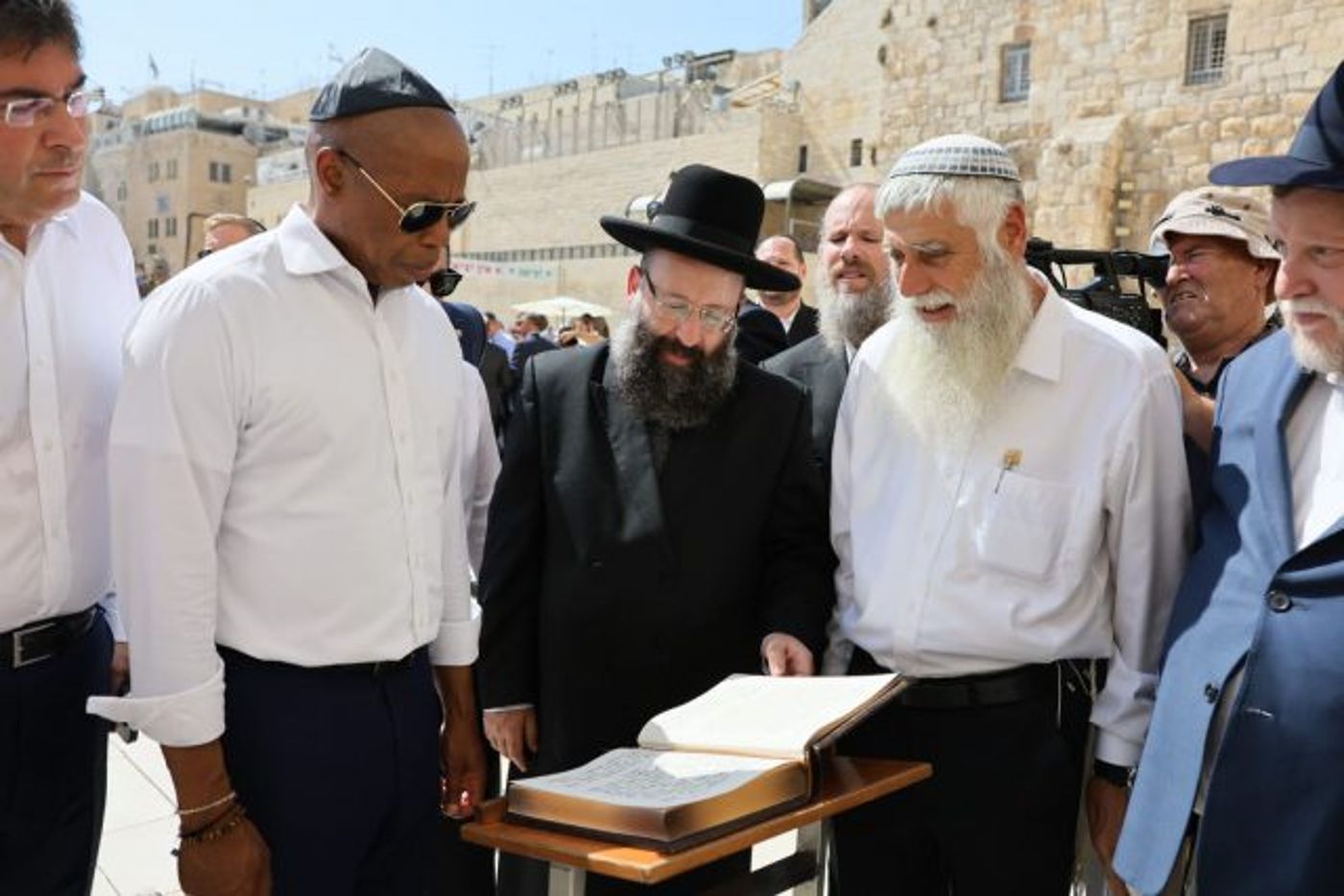 "סמל לתקווה": ראש עיריית ניו יורק ביקר בכותל המערבי