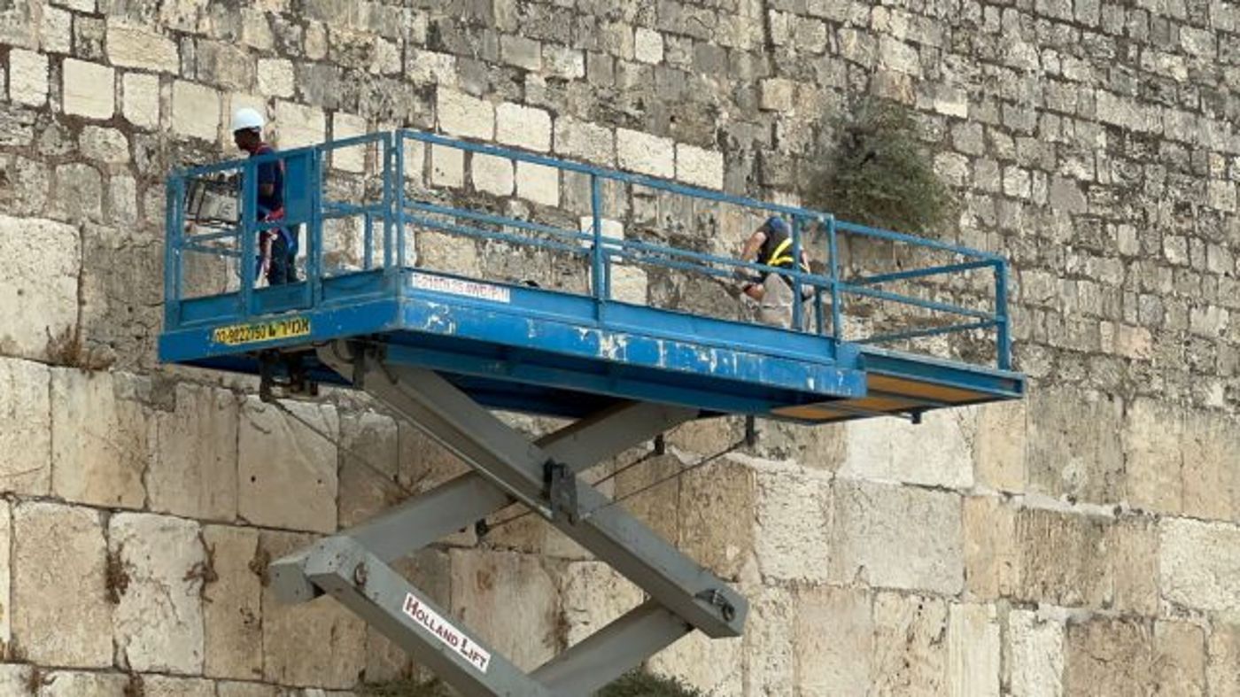 לקראת ראש השנה: נערכה בדיקה לאבני הכותל המערבי