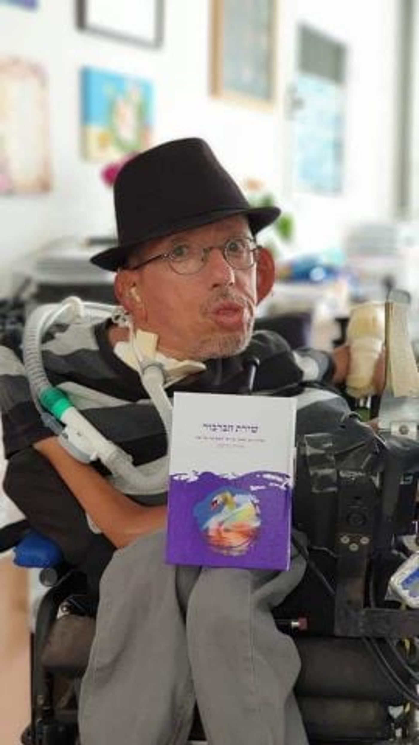 יגאל עם הספר שלו, "שירת הברבור" (ללא קרדיט)