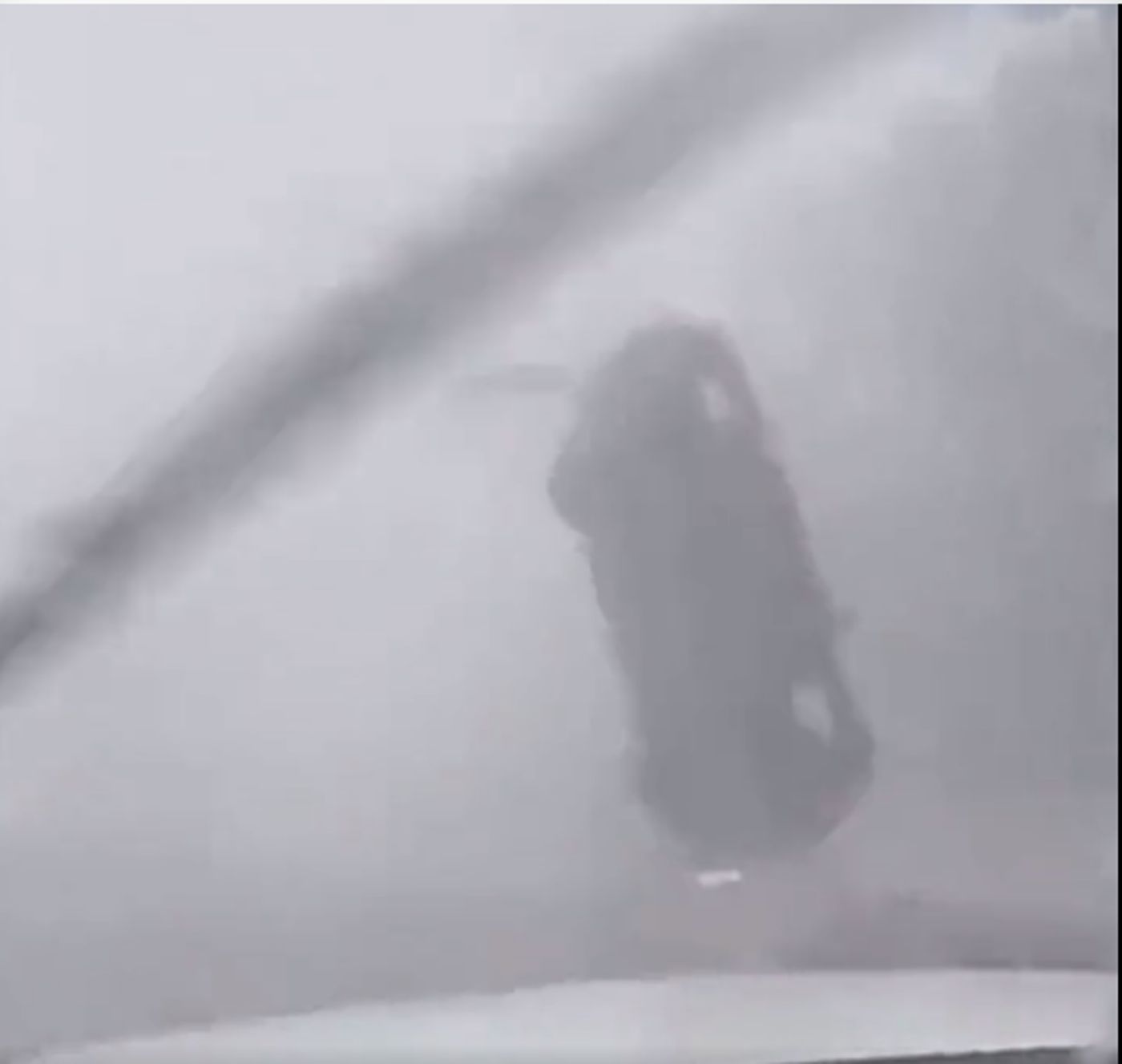 הוריקן אידיליה: מכוניות התעופפו באוויר | צפו
