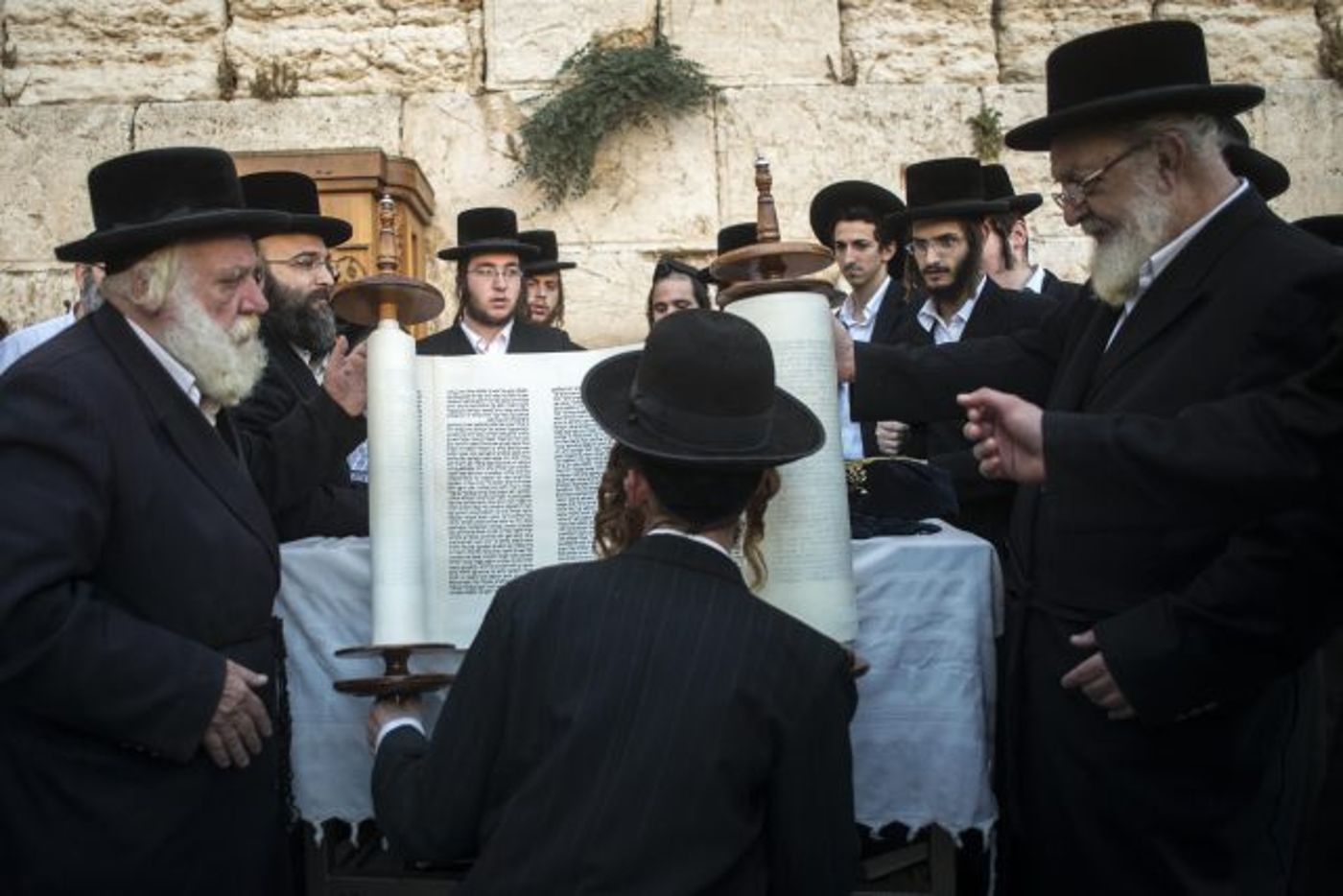 טקס הגבהת וגלילת ספר התורה. אילוסטרציה