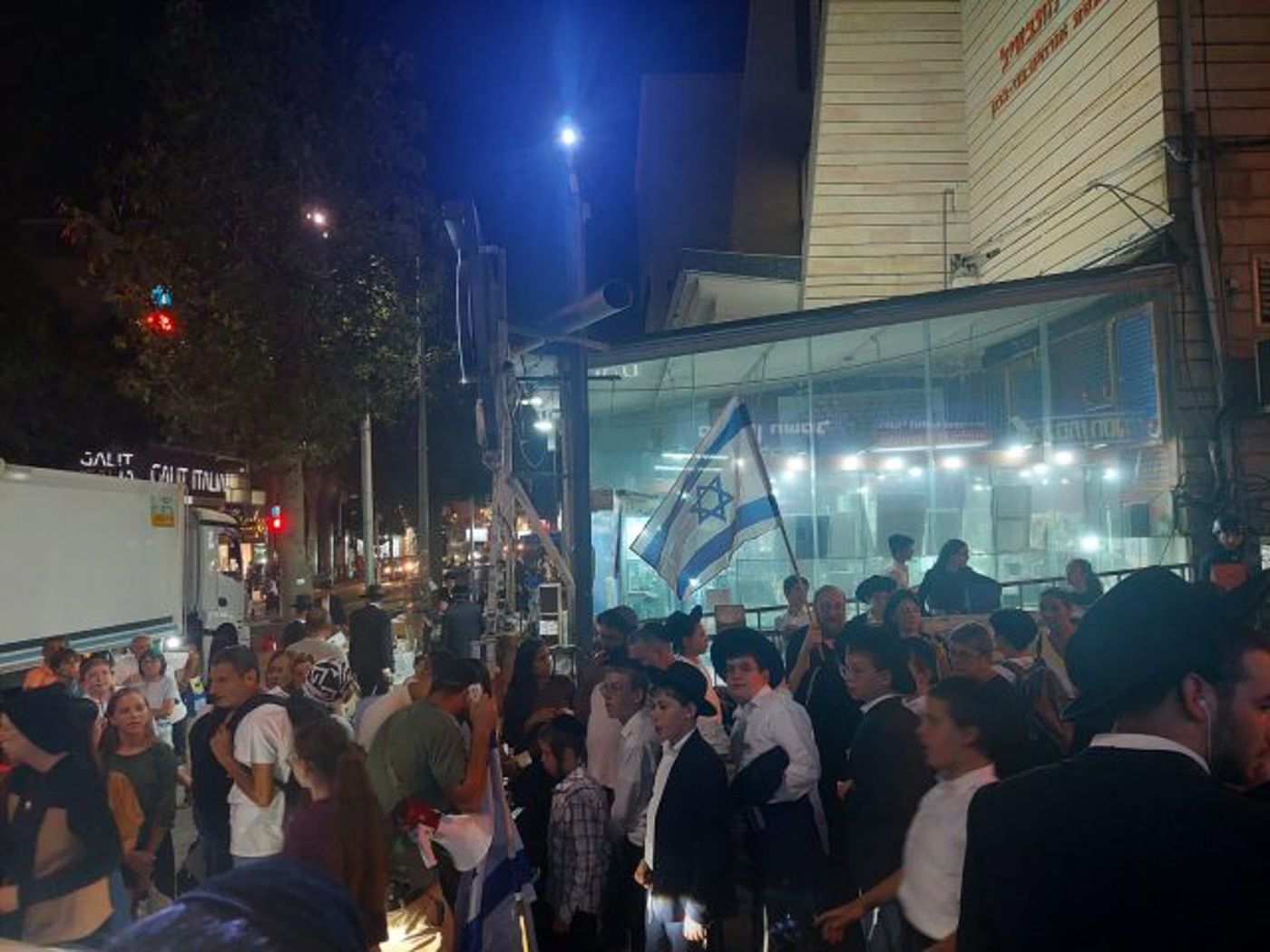 "חרדי זה אחי": מאות צעדו בבני ברק וקראו לאחדות