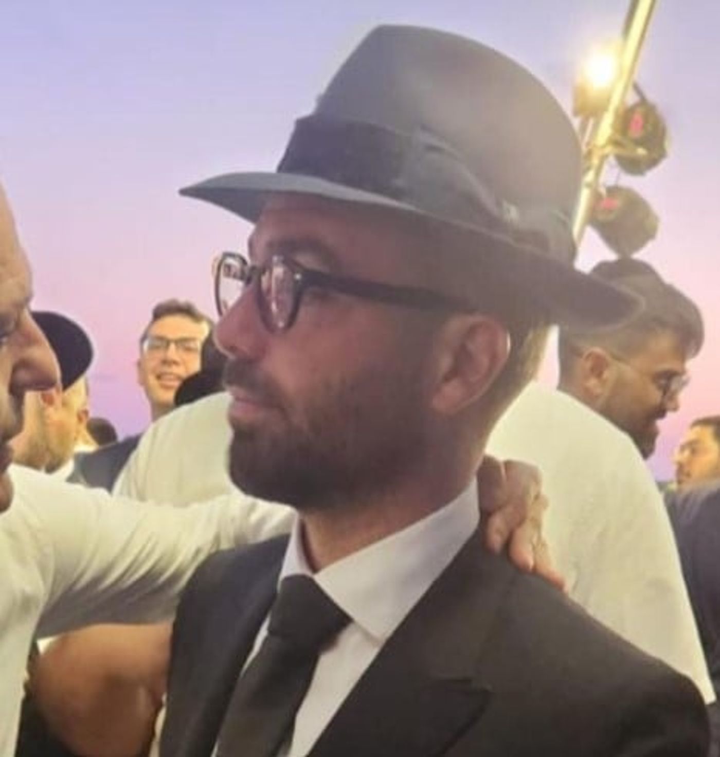 מזהים? כך עומר אדם הגיע לחתונה הסודית. צפו