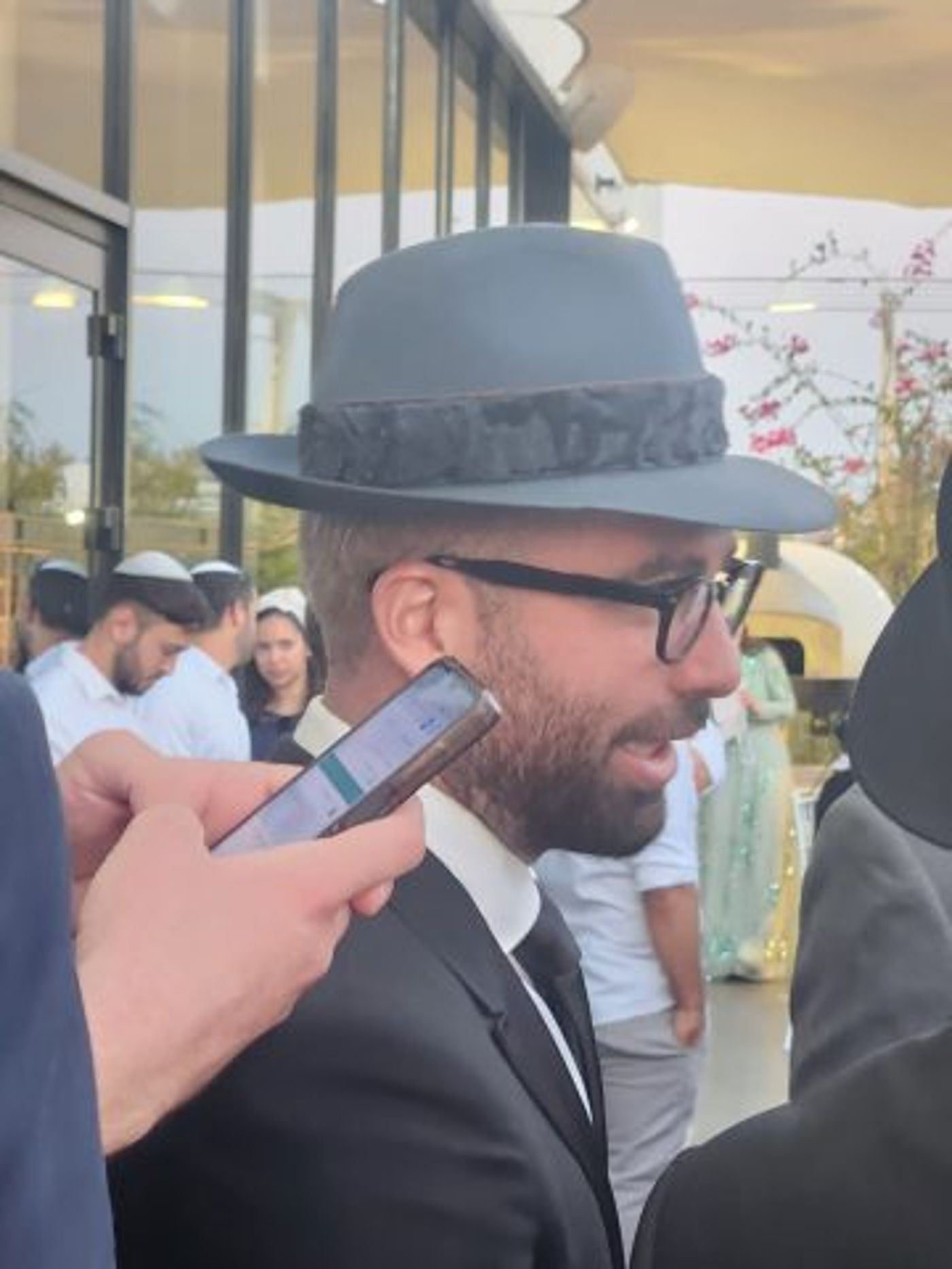 מזהים? כך עומר אדם הגיע לחתונה הסודית. צפו