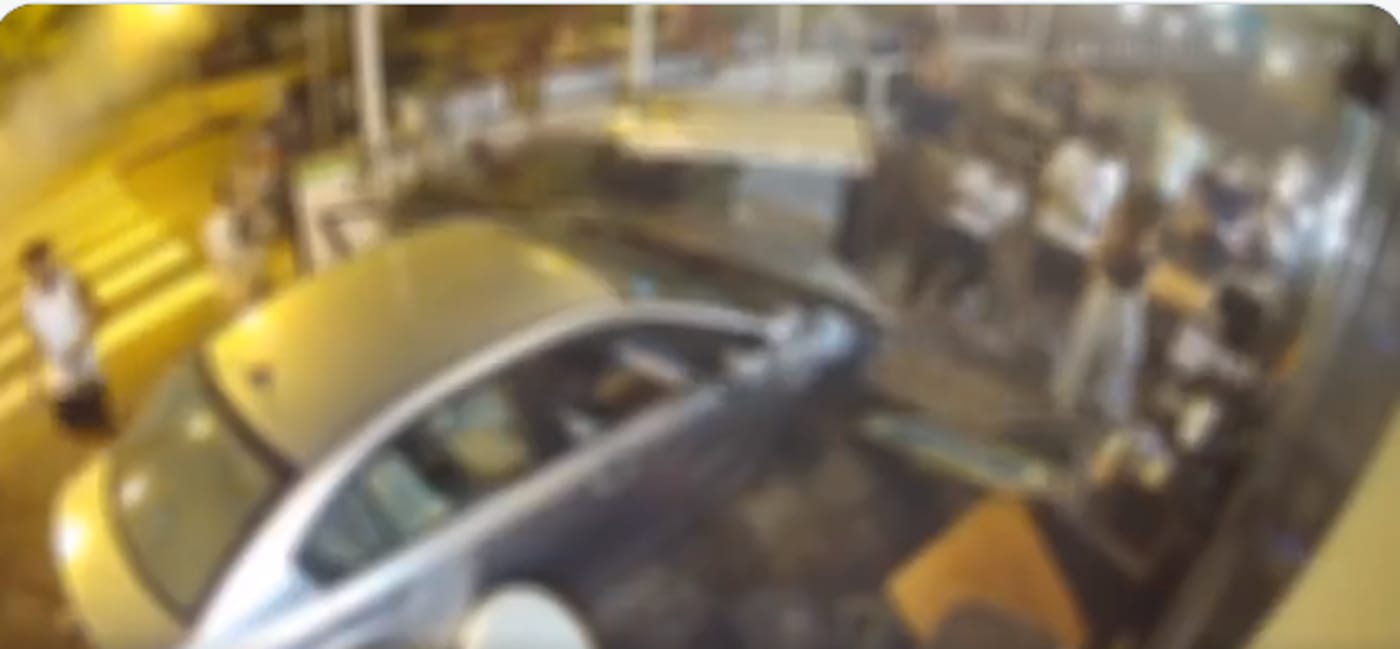 נהג רכב איבד שליטה והתפרץ לבר בגבעתיים| צפו