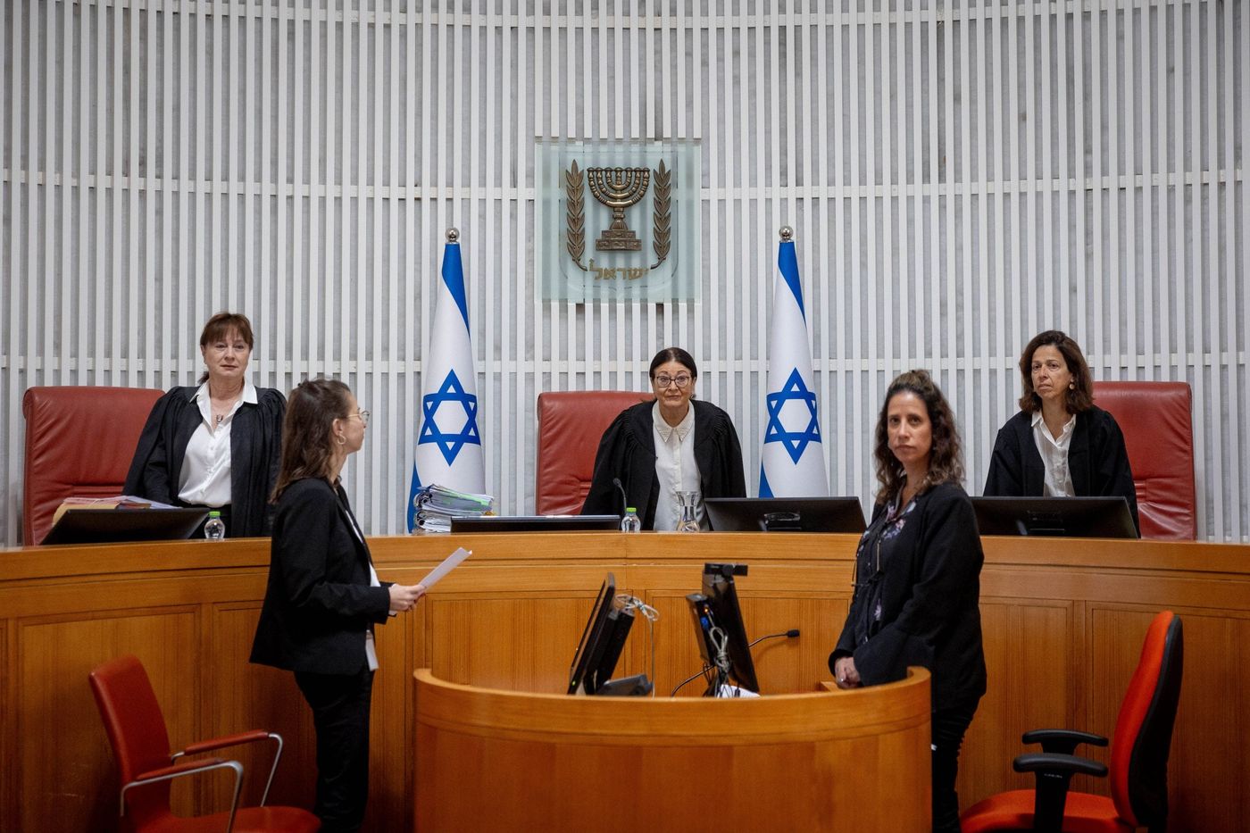 בג"ץ מאיים בהוצאת צו נגד שר המשפטים