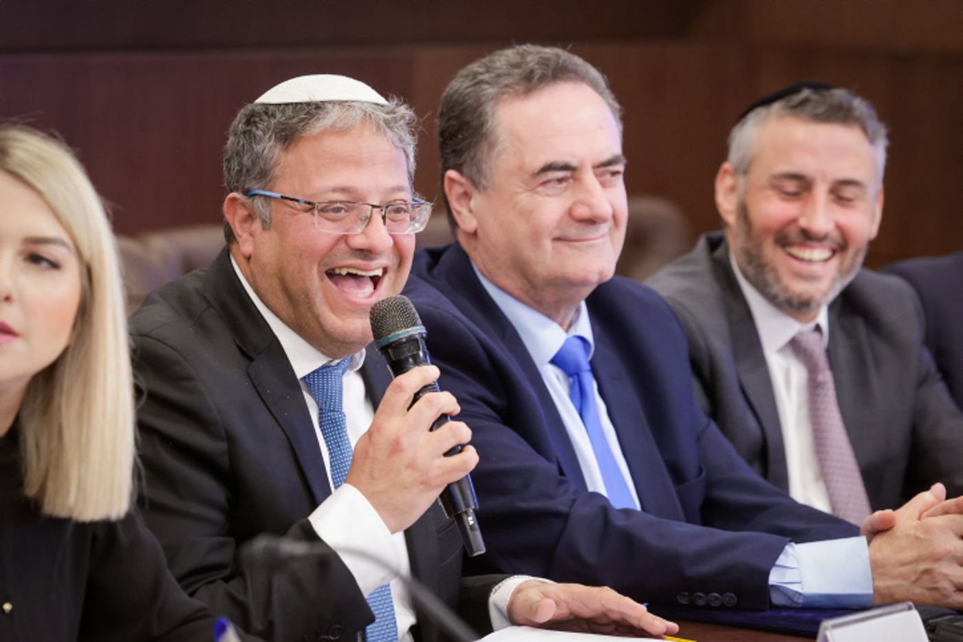 סקר מנדטים: גוש הימין מזנק; גנץ מביס את לפיד