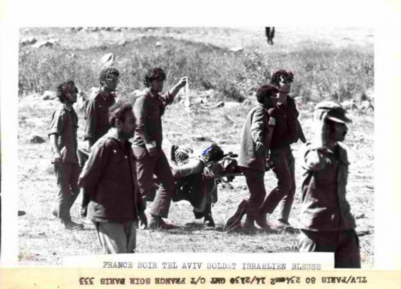 הקרבות קשים מאוד. פינוי פצועים באיזור הלחימה (ארכיון המדינה)
