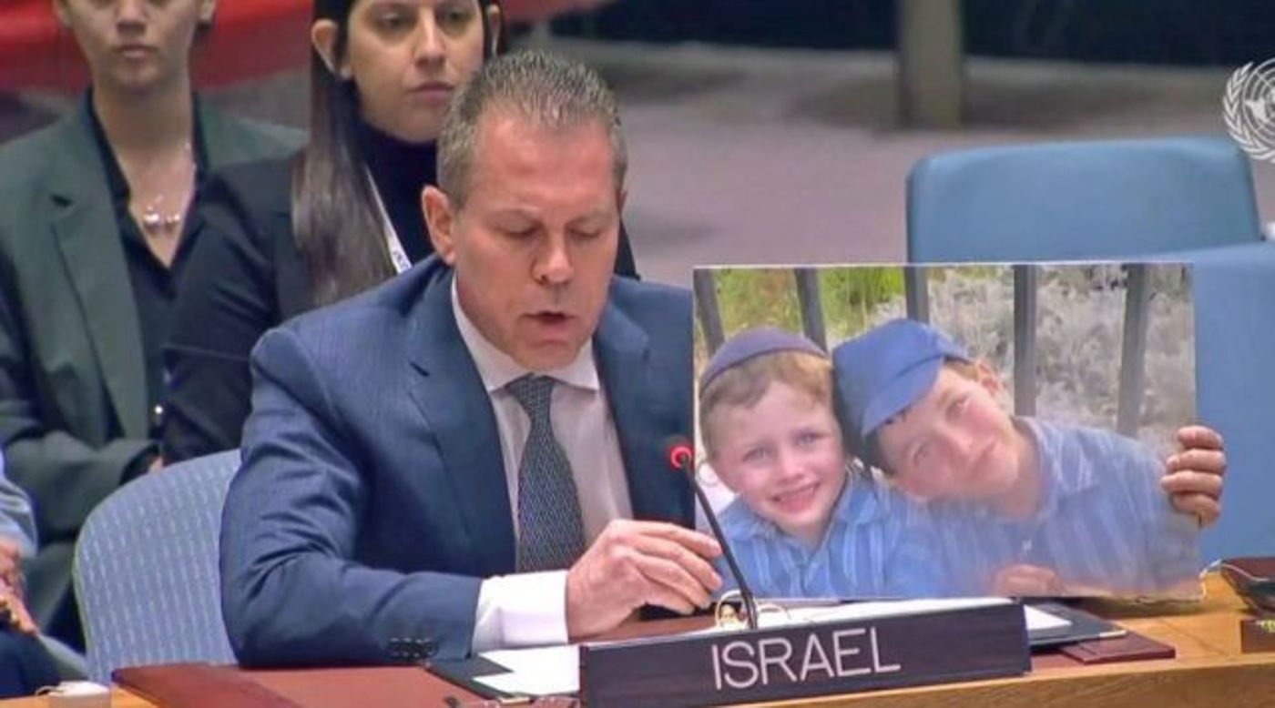 מחזיק את תמונותיהם של האחים פלאי ז"ל