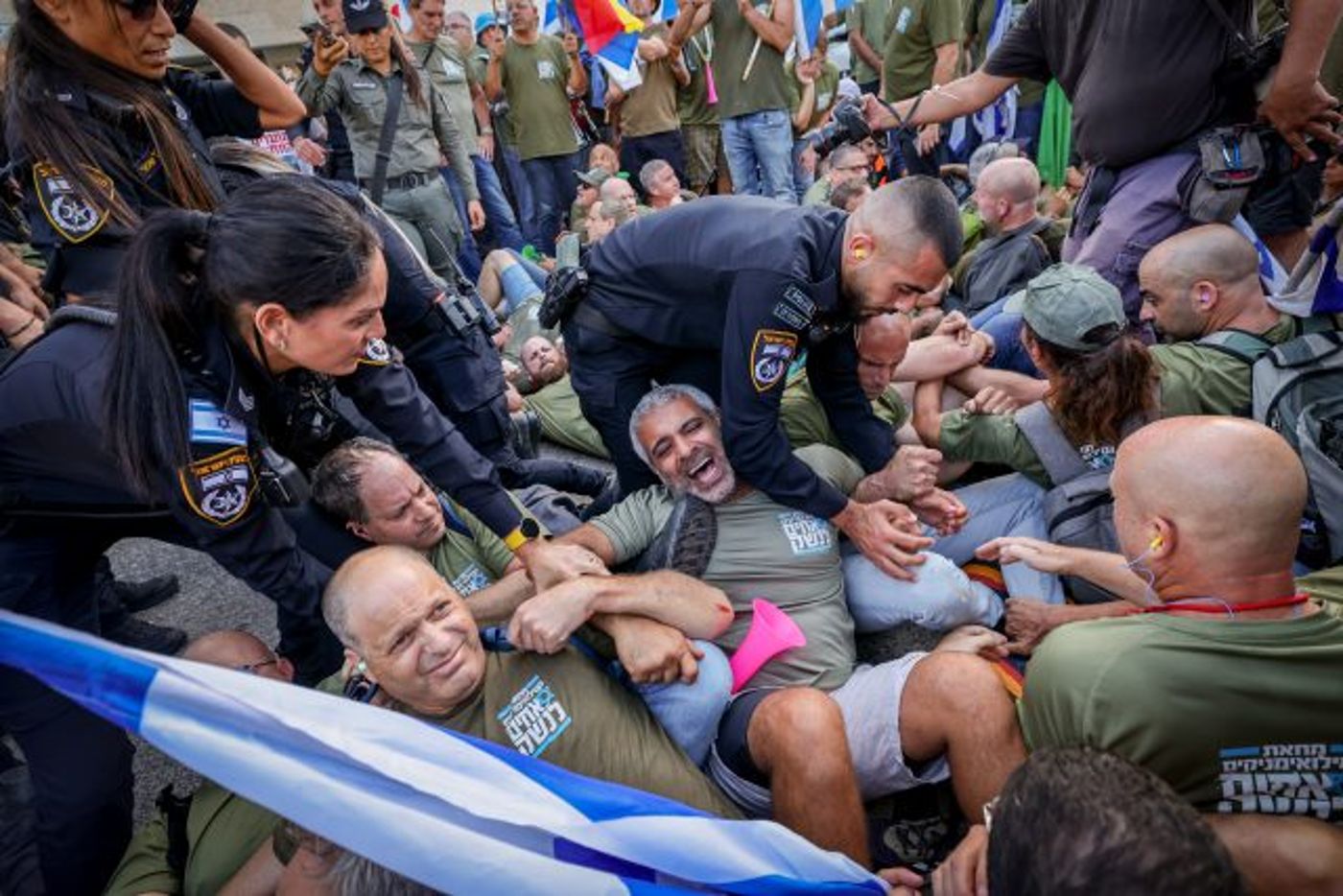 התפרעות ליד הבית של לוין: מאבטחים חילצו אותו ברכב