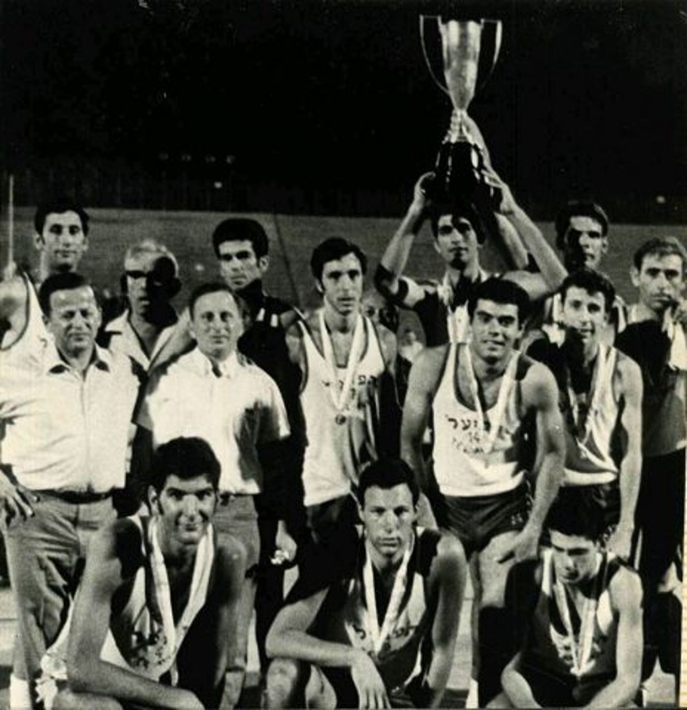 הפועל תל אביב מניפה את גביע המדינה ב-1969