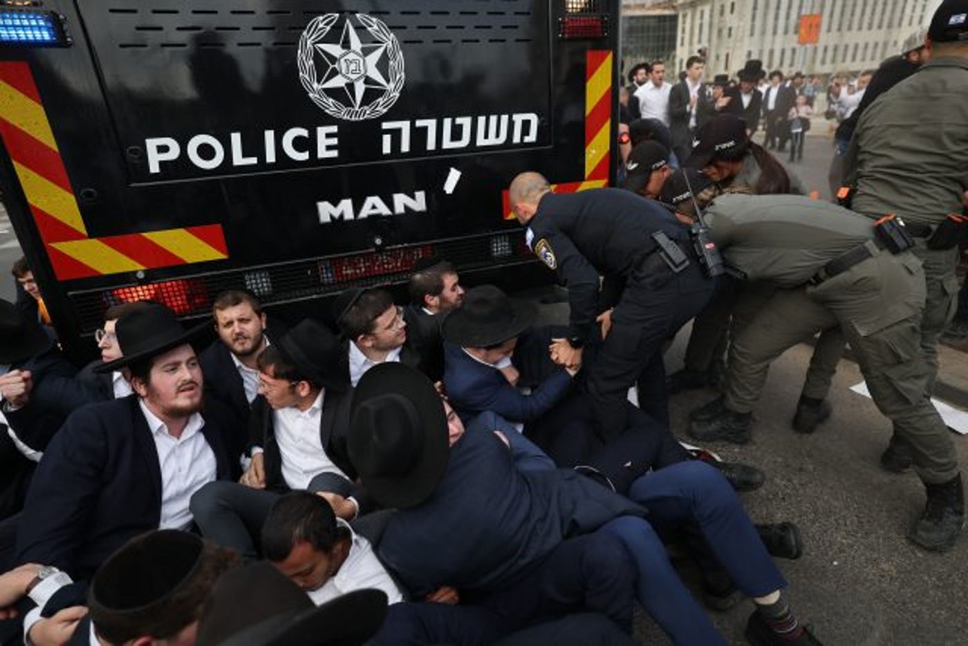 פקקי ענק: חרדים חוסמים כבישים בבני ברק וירושלים