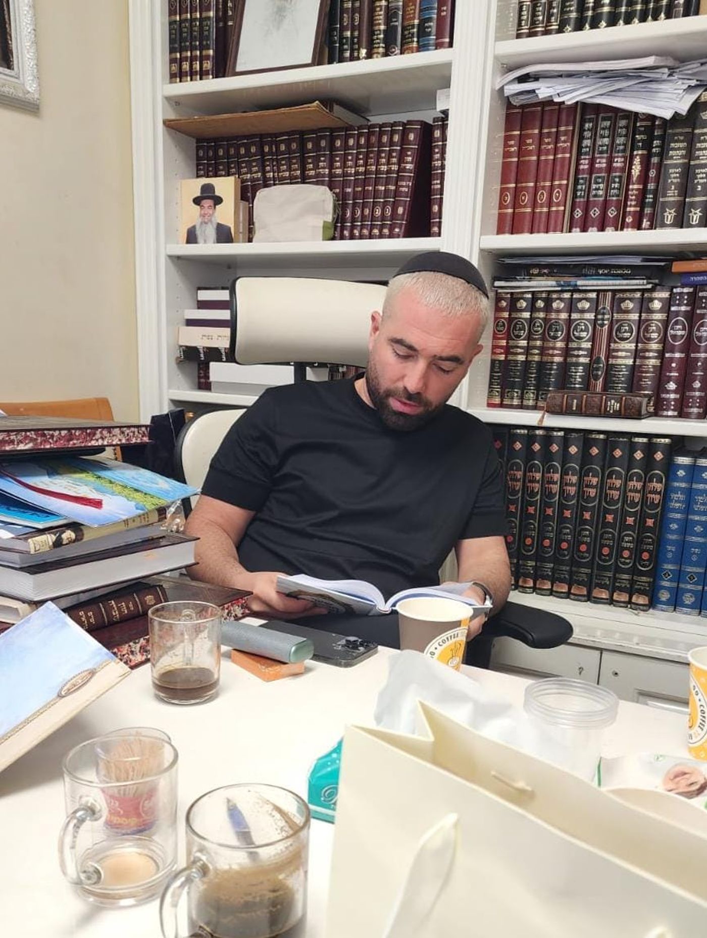 עומר אדם בביתו של הרב