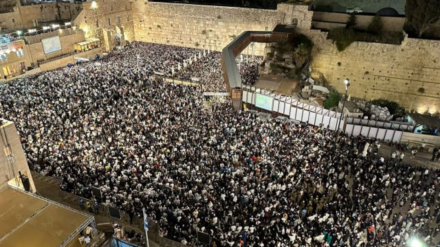 רבבות במעמד הסליחות האחרון לשנת תשפ"ג. צפו