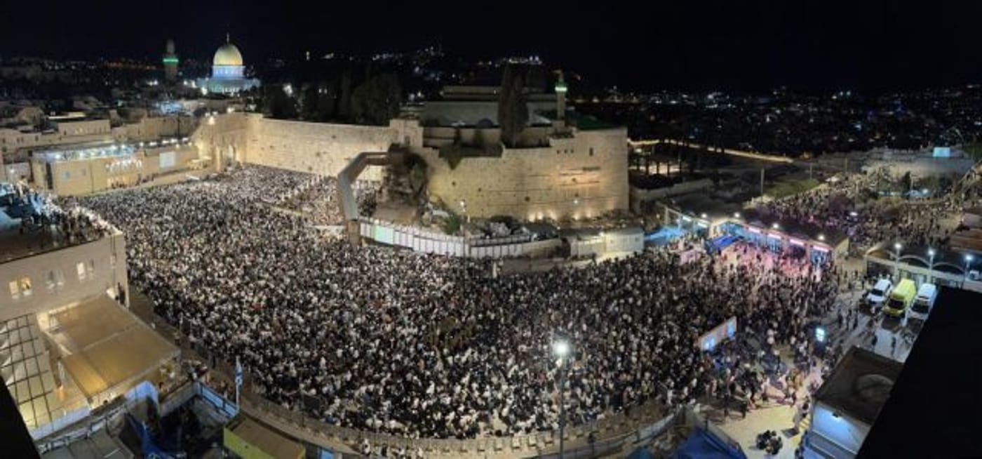 רבבות במעמד הסליחות האחרון לשנת תשפ"ג. צפו