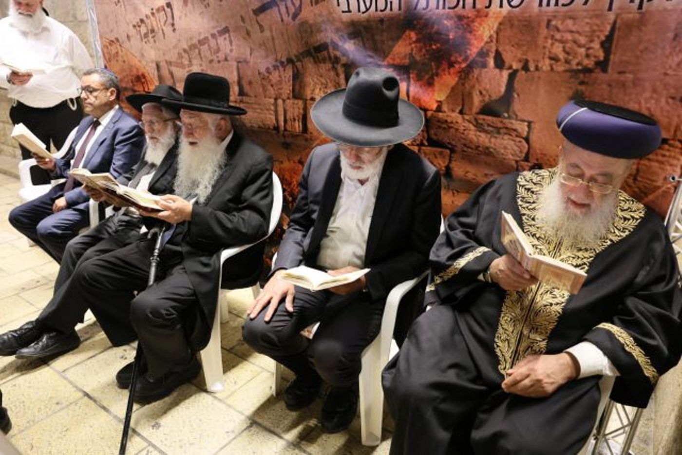 רבבות במעמד הסליחות האחרון לשנת תשפ"ג. צפו