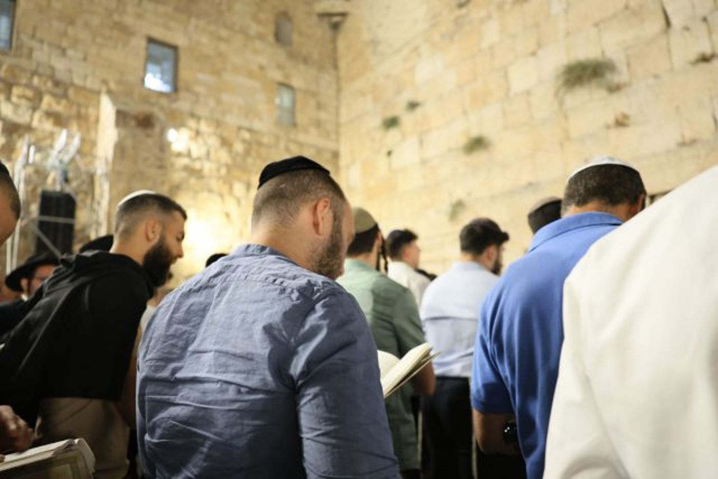 רבבות במעמד הסליחות האחרון לשנת תשפ"ג. צפו