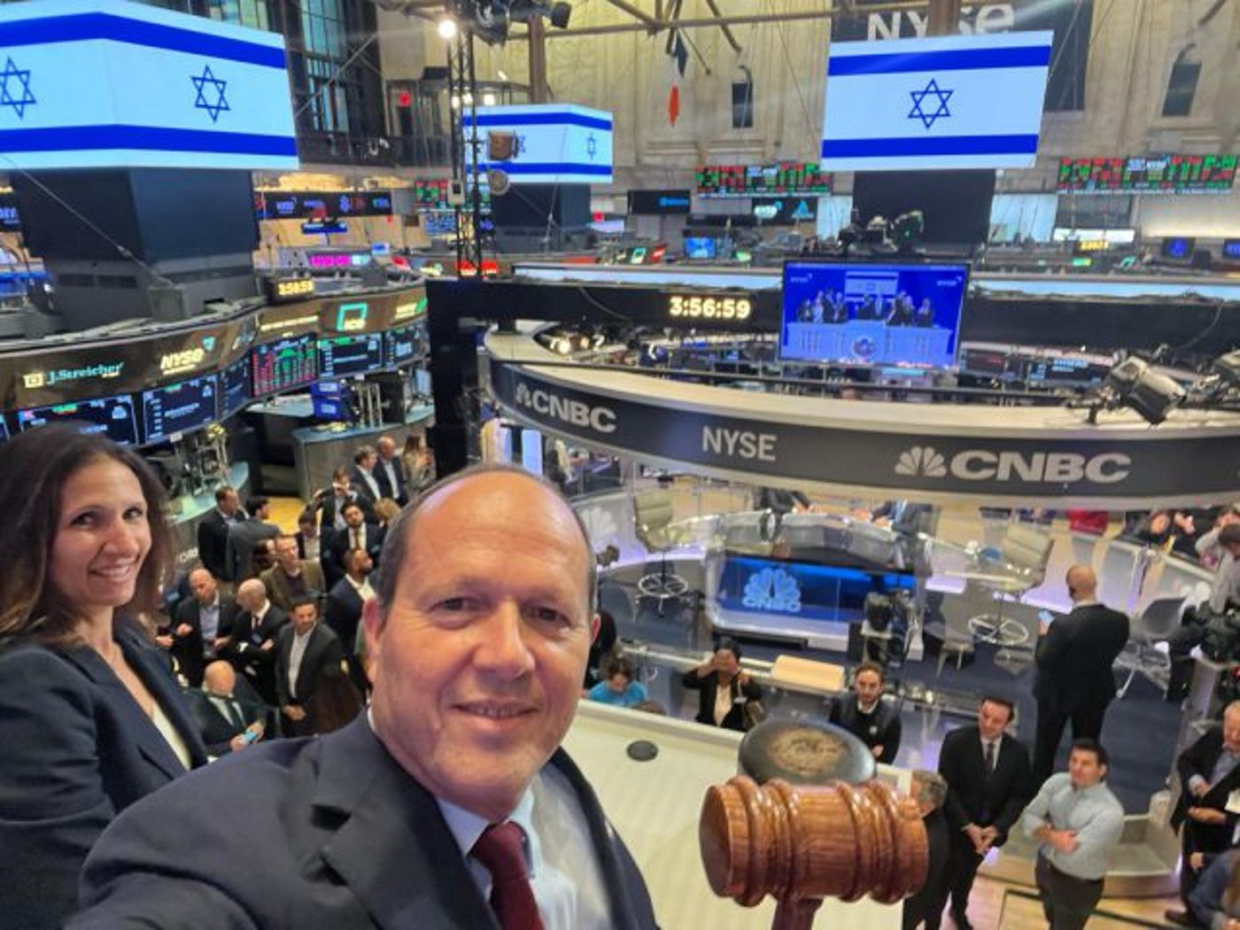 הבורסה נצבעה בכחול לבן ובדגלי ישראל. זו הסיבה