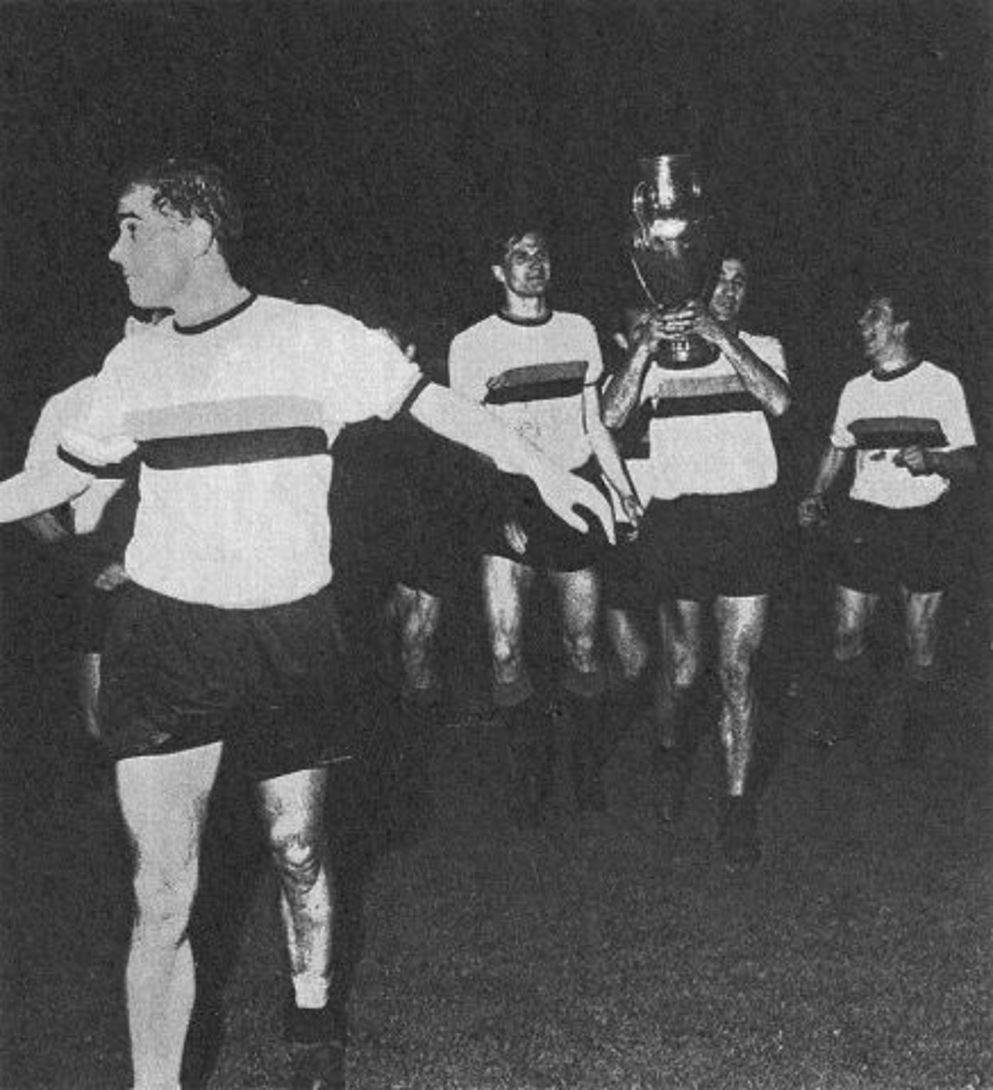 שחקני אינטר עם הגביע ב-1965