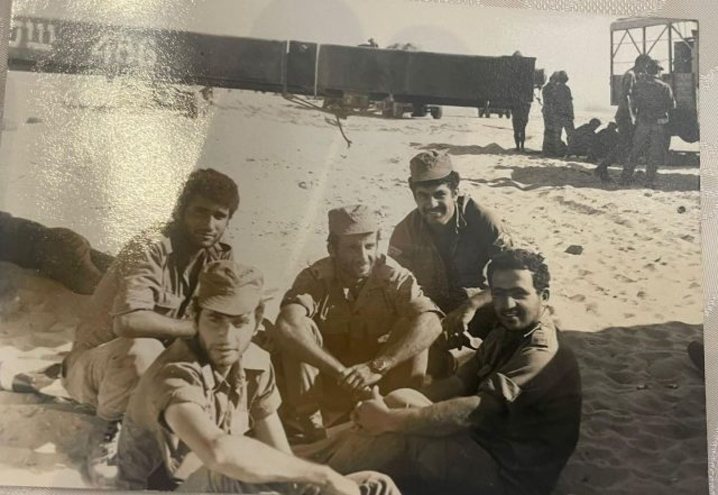 (צילום מהמלחמה, יושבים לאכול מנות קרב, דוד מצד שמאל מקדימה, מימין לו יהודה חודדה ז"ל חברו הטוב של דוד, שנפל במלחמה, על שמו נקרא אחד הגשרים "גשר יהודה")