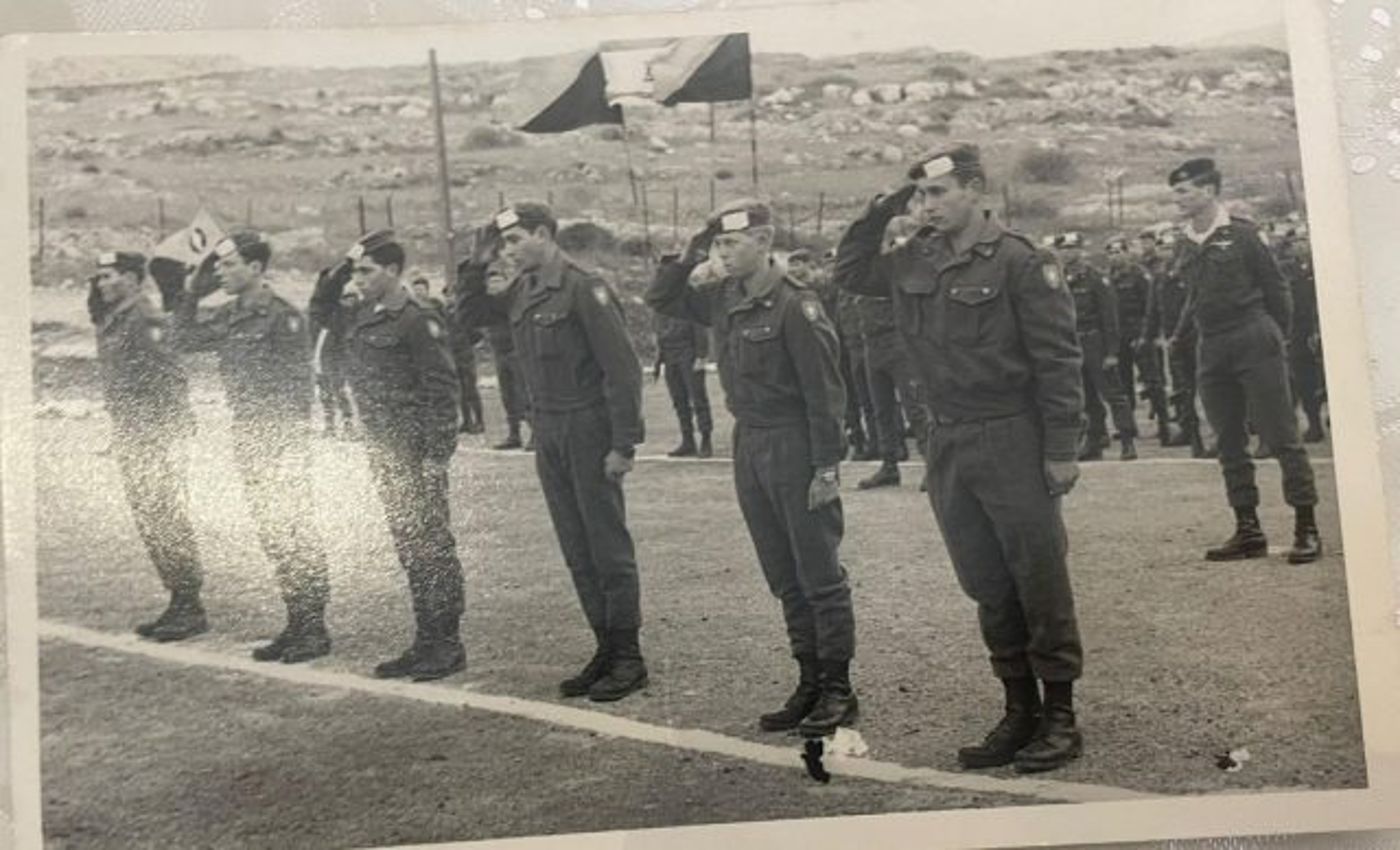 (בסיס אדוריים ליד חברון, קורס השלמה חילית של חיל ההנדסה, טקס לקבלת קצונה סג"מ, דוד קיבל אות הצטיינות)