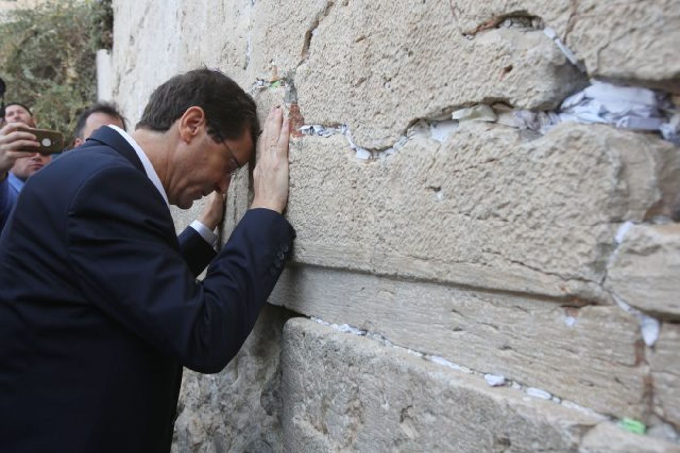 הרצוג בכותל (צילום ארכיון: יונתן זינדל/פלאש 90)