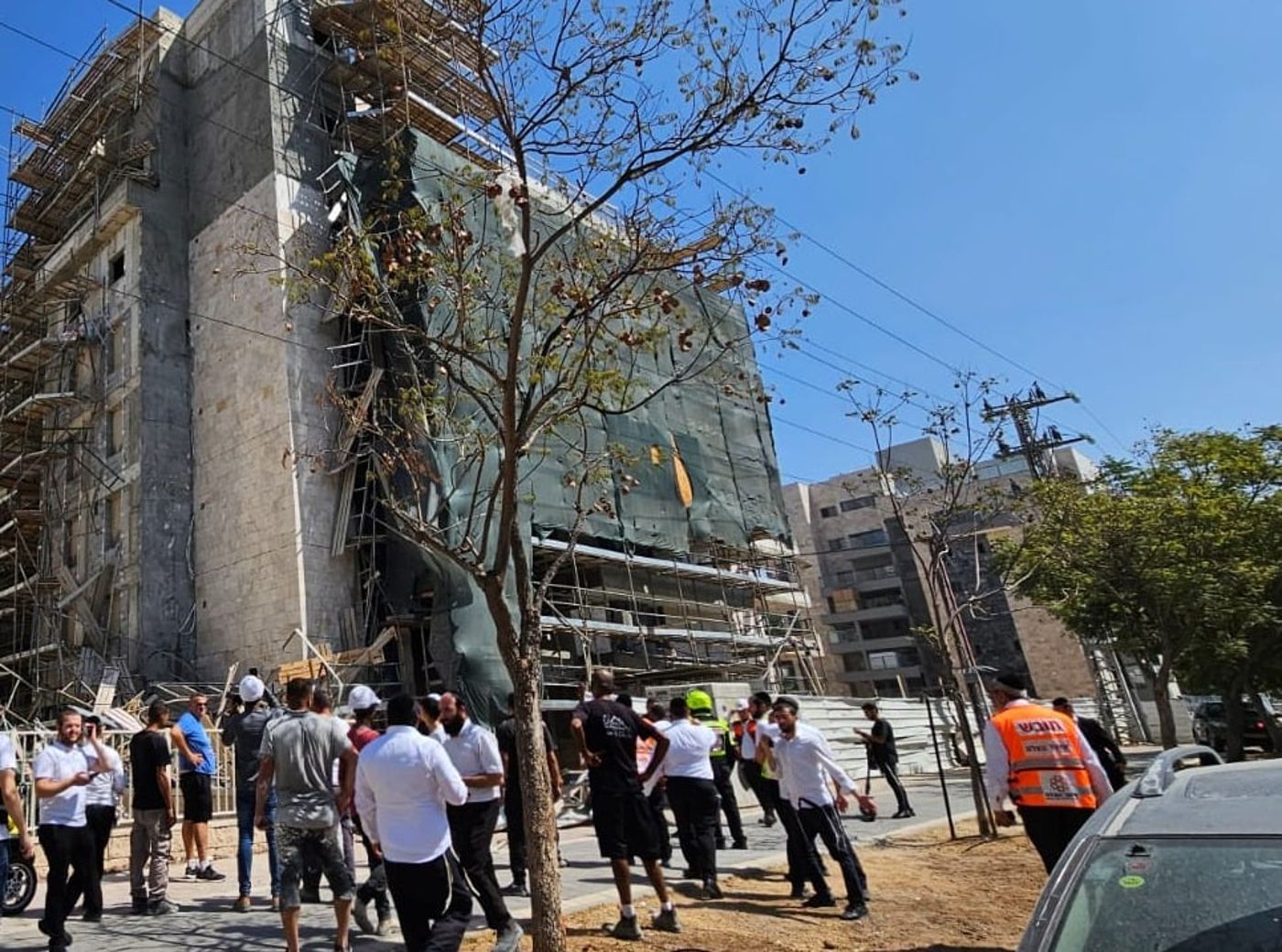 פיגומים קרסו באתר בנייה באשדוד, פועל נלכד ונהרג
