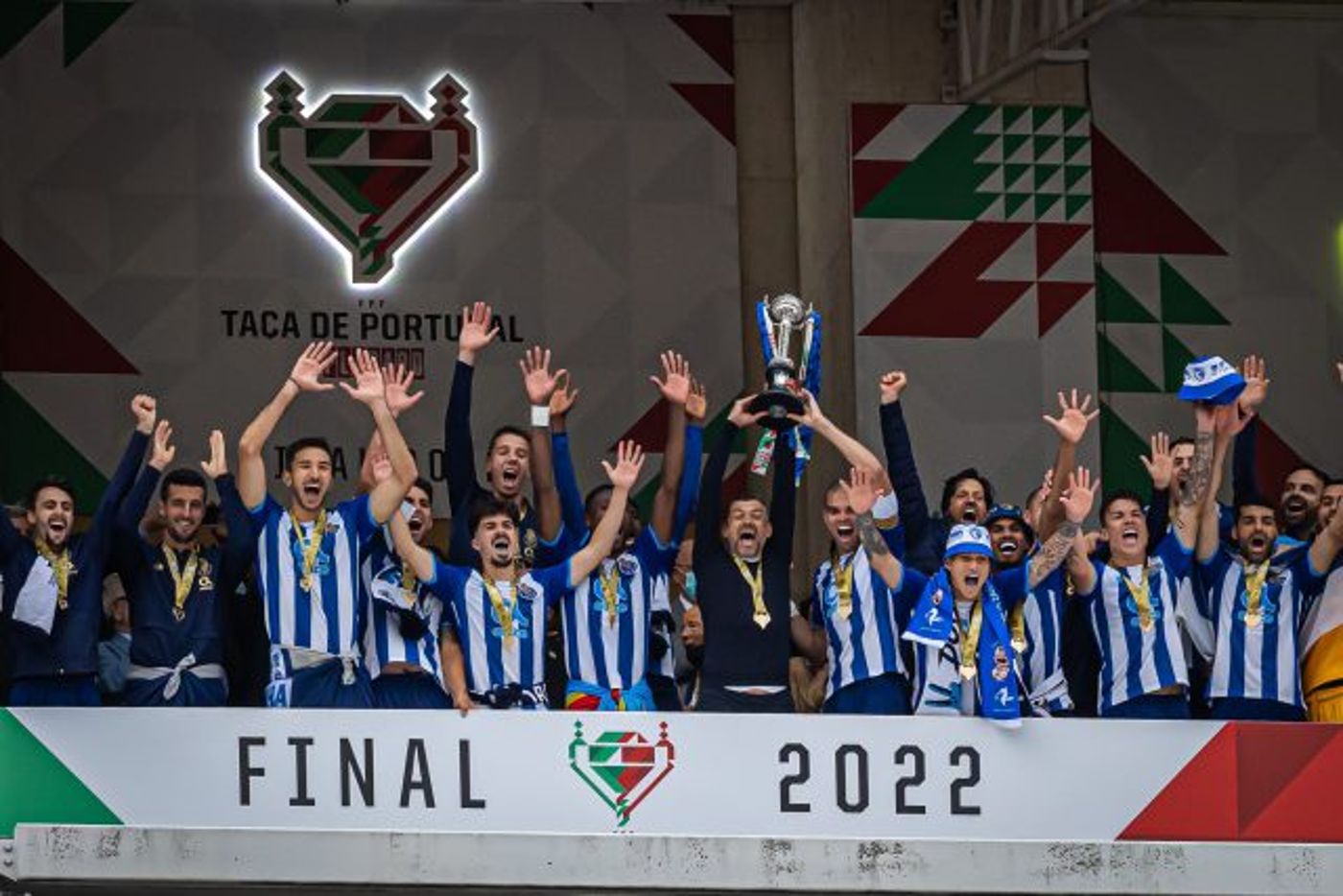 שחקני פורטו מניפים את הגביע ב-2022