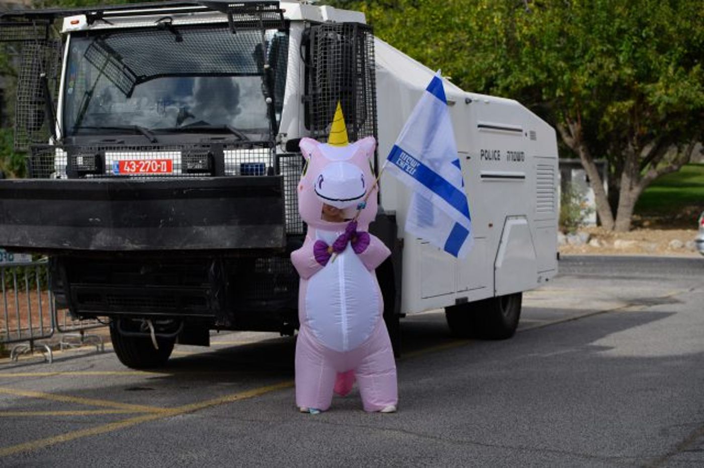 גם המפגינים חיכו: הזוג נתניהו הגיעו לנווה אטי"ב