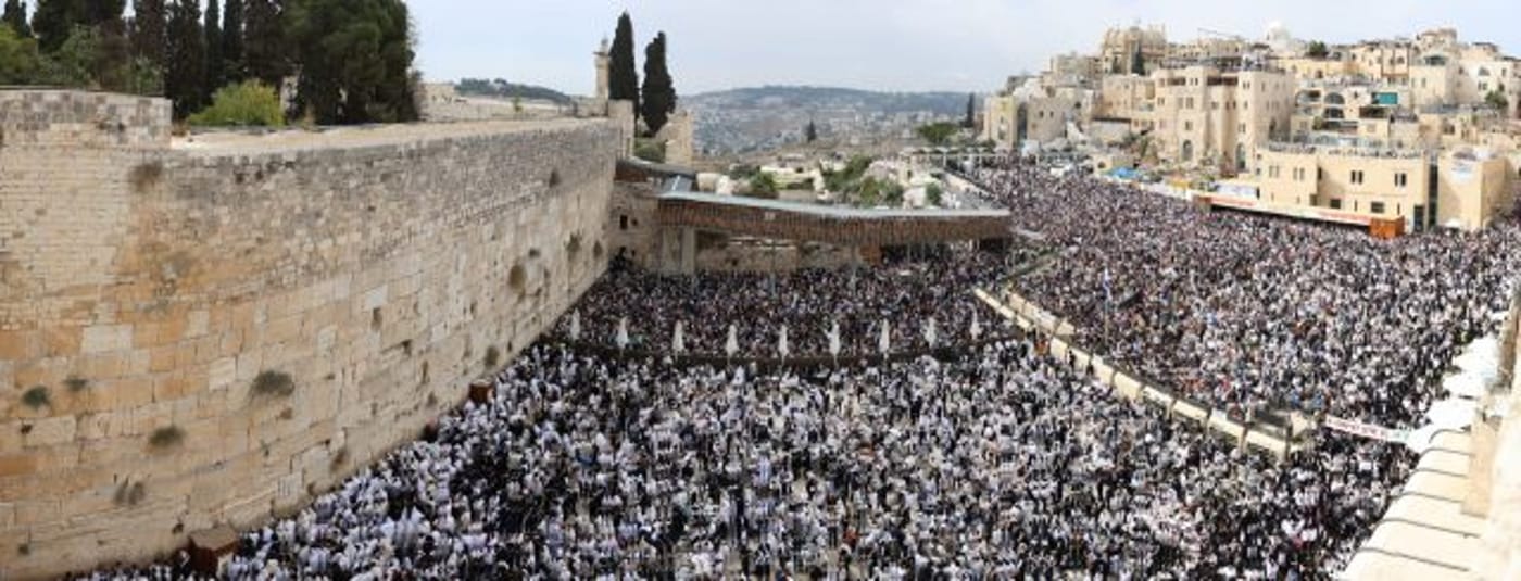 עשרות אלפי מתפללים בברכת הכהנים בכותל. צפו