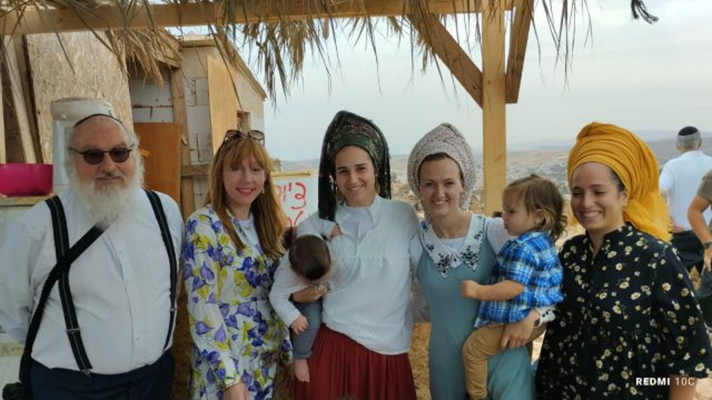 יונתן פולארד עם משפחתו של ירד ותושבי רמת מגרון (ללא קרדיט)