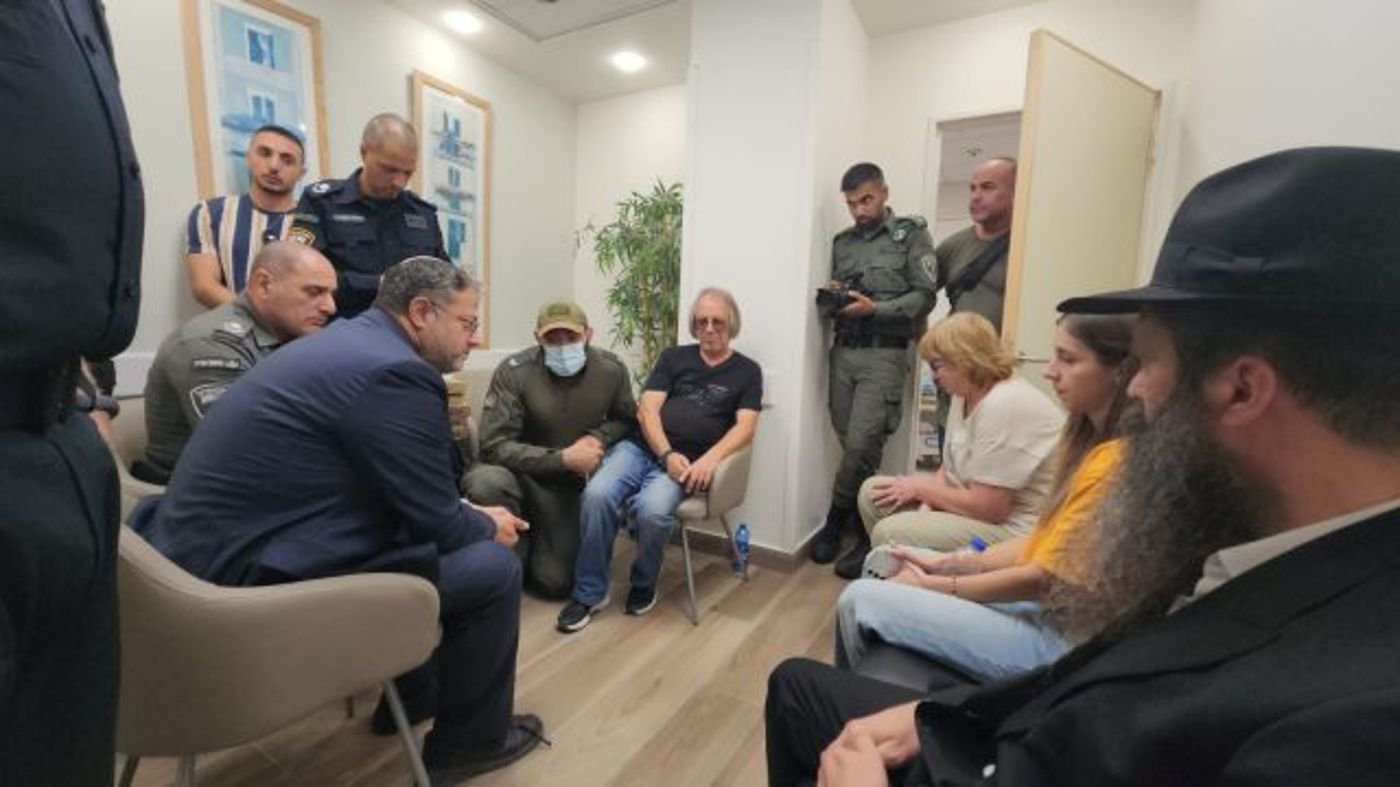 בן גביר עם המשפחות בבית החולים